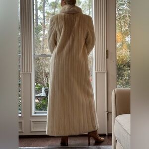 Luxurious NEW Scandinavian Blush Mink Coat fits sizes 4 to 8